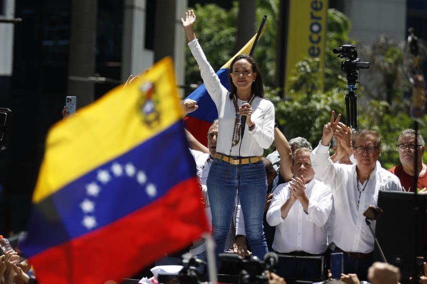 Fiscalía de Venezuela abre investigación por traición contra María Corina Machado