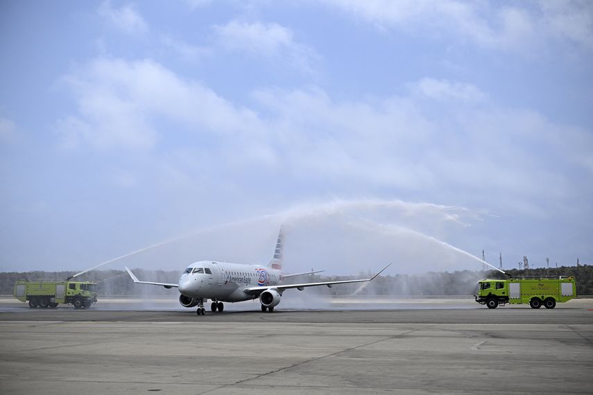El primer vuelo comercial directo entre Estados Unidos y Venezuela en siete años aterrizó el jueves en el aeropuerto que sirve a Caracas
