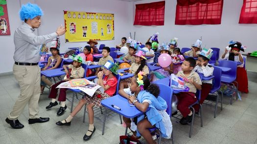 Los estudiantes participaron con entusiasmo en la actividad. Los estudiantes participaron con entusiasmo en la actividad.