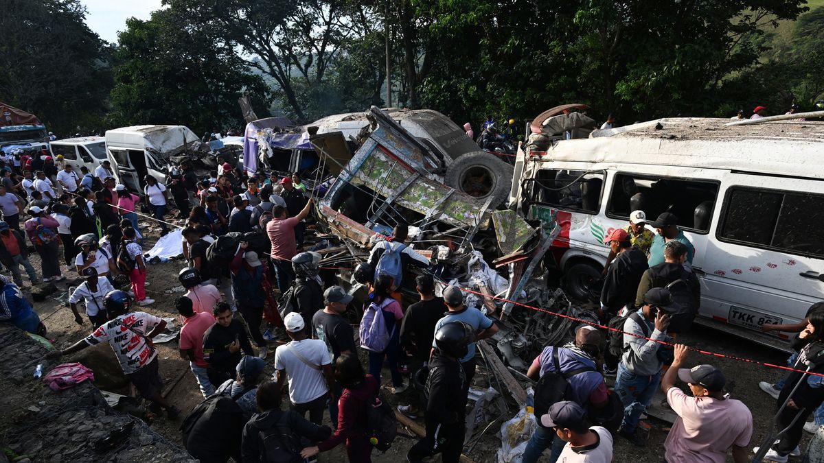 Al menos 31 ataques guerrilleros se registraron en el suroeste de Colombia durante el fin de semana, entre ellos la detonación de una bomba en una carretera que dejó 21 muertos, según el último balance del gobierno. Al menos 31 ataques guerrilleros se registraron en el suroeste de Colombia durante el fin de semana, entre ellos la detonación de una bomba en una carretera que dejó 21 muertos, según el último balance del gobierno.