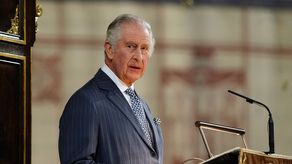 Rey Carlos III no prevé modificar su viaje a Francia pese a protestas