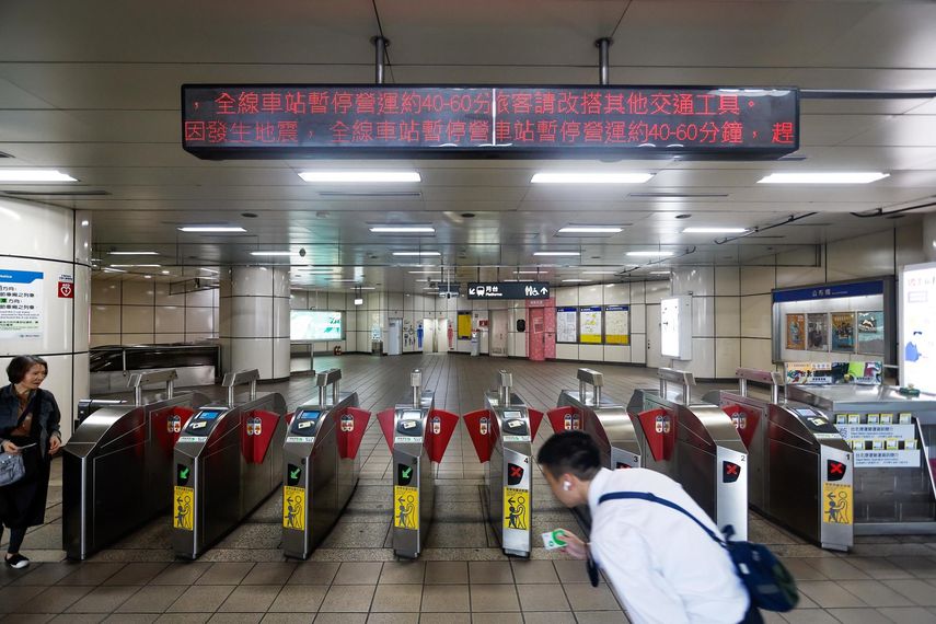 El metro de las ciudades de Taipéi, Taichung y Kaohsiung, norte y sur de Taiwán, respectivamente, suspendió durante casi una hora sus operaciones a causa del terremoto. El metro de las ciudades de Taipéi, Taichung y Kaohsiung, norte y sur de Taiwán, respectivamente, suspendió durante casi una hora sus operaciones a causa del terremoto.