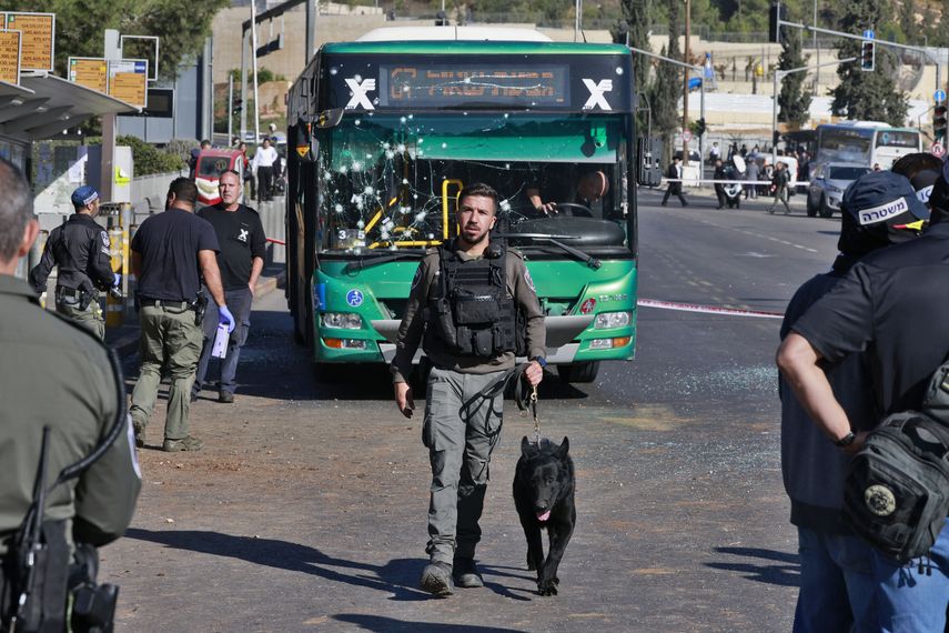 Dos ataques con bombas en estaciones de autobuses en Jerusalén dejaron al menos un muerto y 14 heridos el miércoles por la mañana, según funcionarios de Israel.