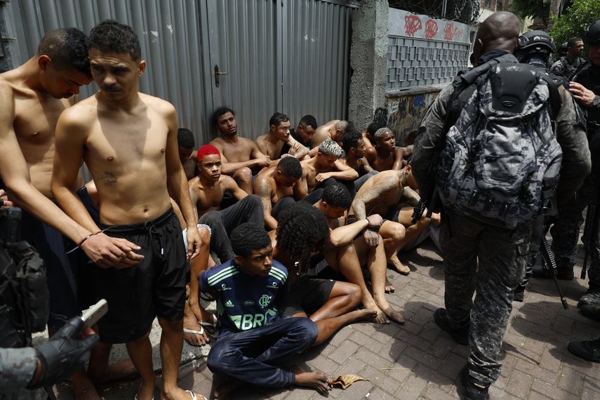 Al menos 40 cuerpos sin vida fueron encontrados por los habitantes de las favelas de Río de Janeiro que ayer fueron escenario de una letal operación policial y fueron colocados por los vecinos en una plaza del barrio de Penha, según pudo confirmar EFE, que este miércoles acompañó el rescate de algunos de los cadáveres. Al menos 40 cuerpos sin vida fueron encontrados por los habitantes de las favelas de Río de Janeiro que ayer fueron escenario de una letal operación policial y fueron colocados por los vecinos en una plaza del barrio de Penha, según pudo confirmar EFE, que este miércoles acompañó el rescate de algunos de los cadáveres.