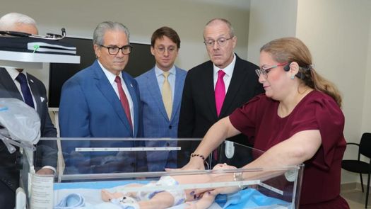 Los avances en infraestructura, tecnología y atención médica del sistema público de salud de Panamá fueron presentados al director regional de la Organización Mundial de la Salud (OMS) para Europa, Dr. Hans Kluge, durante una visita a la Ciudad de la Salud (CIDELAS) y el Hospital Santo Tomás (HST).