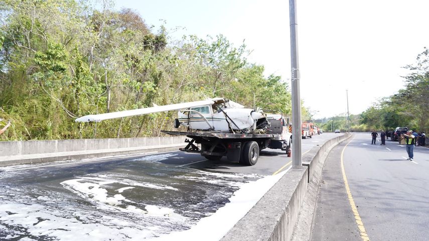 Aeronave cae en avenida La Amistad con cuatro tripulantes