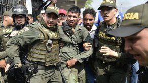Un centenar de militares venezolanos desertaron a Colombia