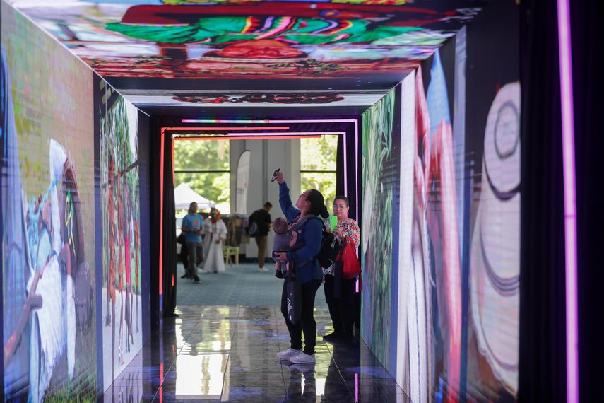 Público regresa a sus raíces en museo inmersivo de la Feria Nacional de Artesanías