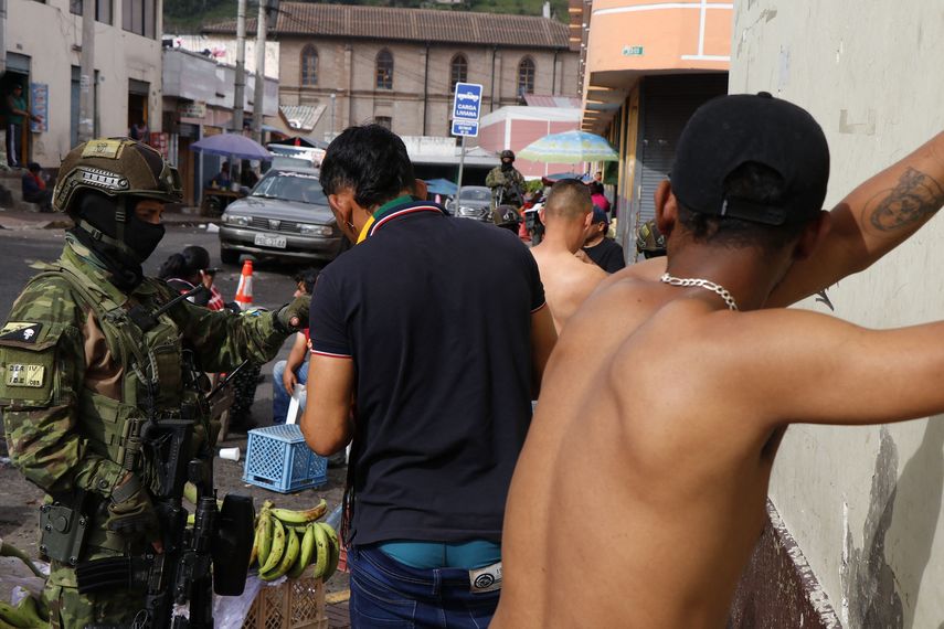 Colombia rechaza esa medida unilateral y sostiene que, en los hechos, esos repatriados por el gobierno de Ecuador quedarían en libertad. Colombia rechaza esa medida unilateral y sostiene que, en los hechos, esos repatriados por el gobierno de Ecuador quedarían en libertad.