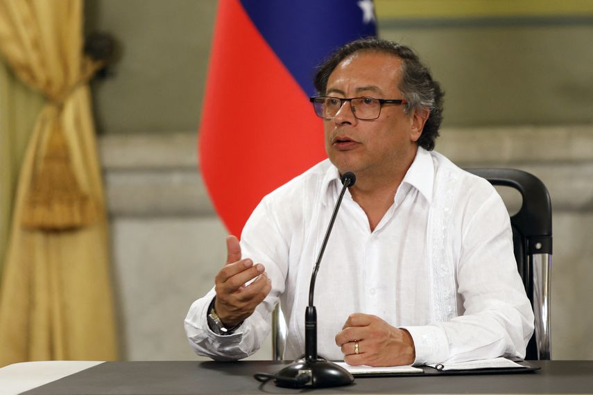 El presidente de Colombia, Gustavo Petro, aseguró este martes que no descarta buscar "en un futuro" la reelección, pese a que la ley lo impide, mediante a un cambio a la Constitución que promueve desde hace semanas, en medio de críticas de sus antecesores. El presidente de Colombia, Gustavo Petro, aseguró este martes que no descarta buscar "en un futuro" la reelección, pese a que la ley lo impide, mediante a un cambio a la Constitución que promueve desde hace semanas, en medio de críticas de sus antecesores.