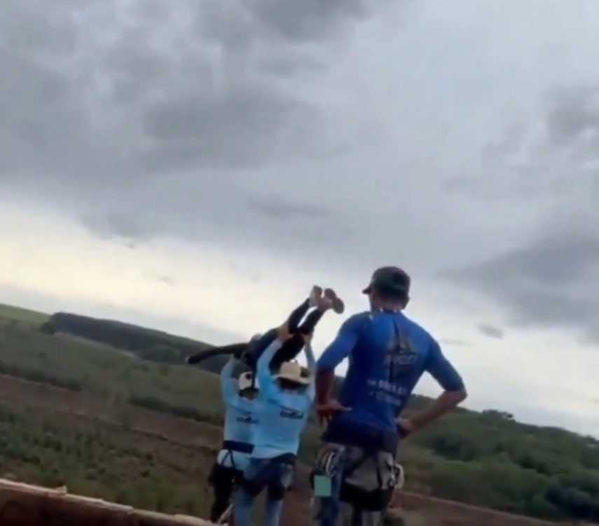 Una mujer murió en Brasil tras caer desde un puente mientras realizaba un salto sin cordón de seguridad