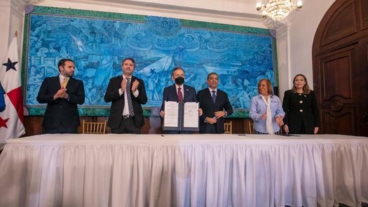 Cortizo firma decreto que reglamenta nueva Ley de Medicamentos