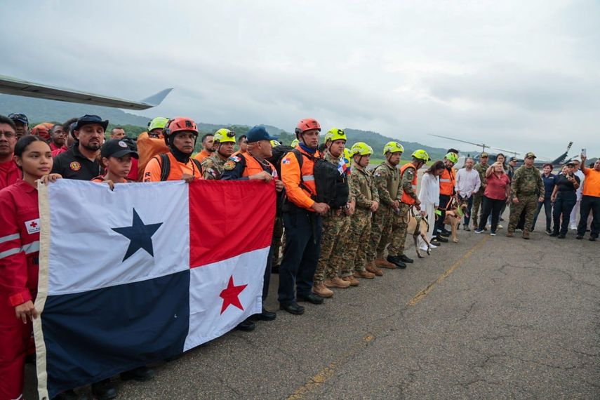 Primer equipo de rescatistas de Panamá partieron para ayudar en Venezuela