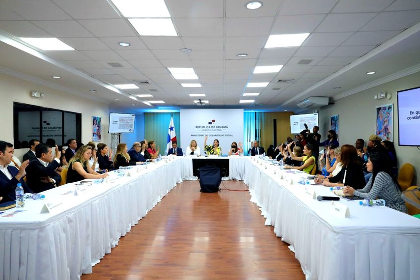 La ministra de Desarrollo Social (MIDES), María Inés Castillo, presidió la primera reunión ordinaria del Consejo Nacional para la Paridad de Género, donde se presentaron unas acciones dirigidas a promover buenas prácticas que permitirán ir cerrando las brechas económicas de género.