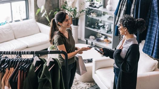 Un nuevo análisis del EY Future Consumer Index 2025 confirma que los consumidores panameños llegan al próximo Black Friday y a la temporada de fin de año con hábitos más informados, exigentes y sostenibles, moviéndose con naturalidad entre los canales físicos y digitales.