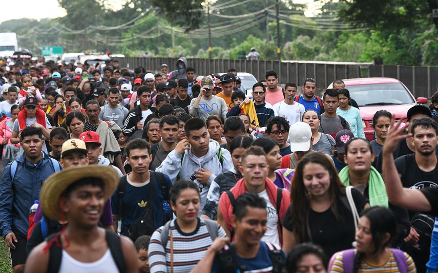 Caravana de migrantes busca llegar a EEUU antes de que asuma Trump