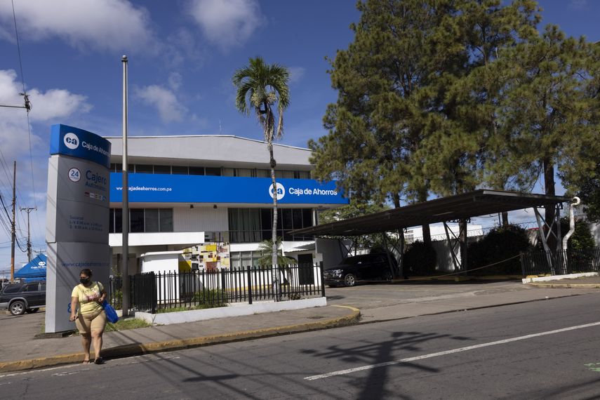 Reportan asalto en la Caja de Ahorros en Villa Lucre