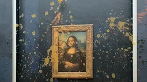Ecologistas rocían de sopa el cristal que protege la Mona Lisa en el Louvre