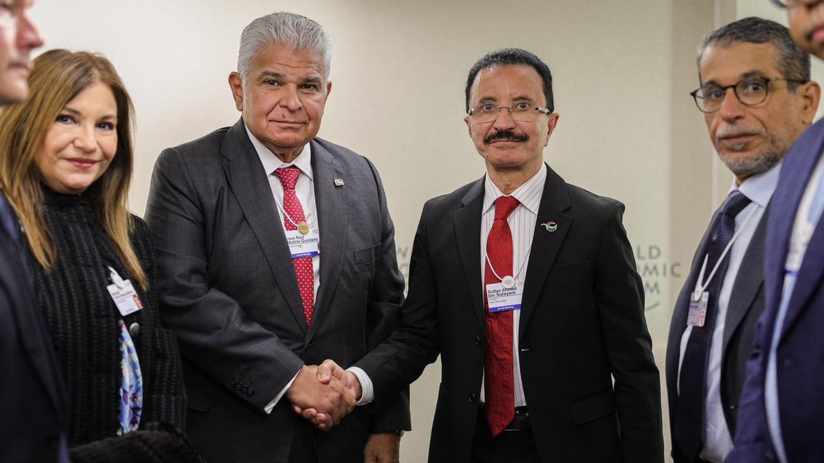 En el marco del Foro Económico Mundial, el presidente de Panamá, José Raúl Mulino, sostuvo este miércoles una reunión con el sultán Ahmed bin Sulayem, presidente de DP World, compañía líder mundial en el sector marítimo y en soluciones integrales para la cadena de suministro. En el marco del Foro Económico Mundial, el presidente de Panamá, José Raúl Mulino, sostuvo este miércoles una reunión con el sultán Ahmed bin Sulayem, presidente de DP World, compañía líder mundial en el sector marítimo y en soluciones integrales para la cadena de suministro.