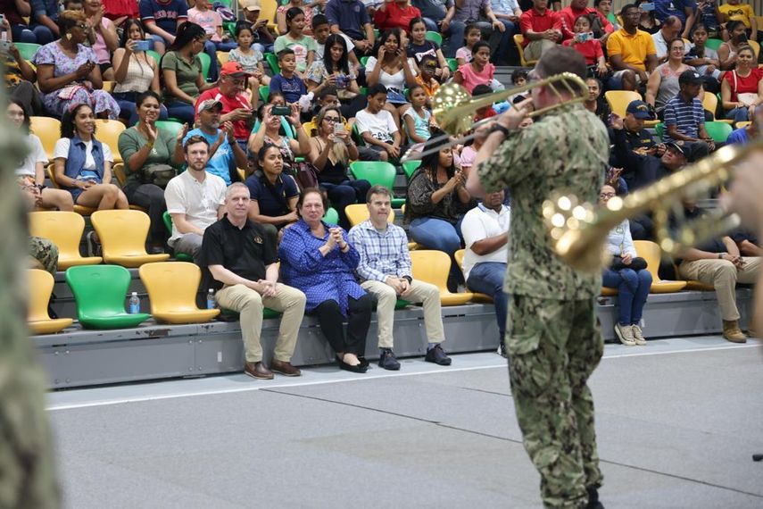 La visita de Aponte a Bocas del Toro coincide con la llegada del buque de la Marina de EE.UU., el USNS Burlington, al puerto de Almirante. La visita de Aponte a Bocas del Toro coincide con la llegada del buque de la Marina de EE.UU., el USNS Burlington, al puerto de Almirante. 
