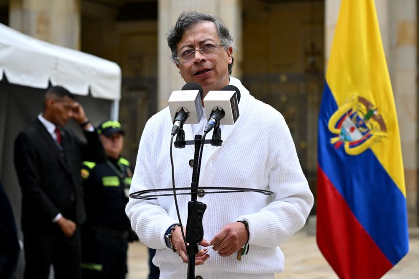 Petro denuncia que Colombia está siendo bombardeada desde Ecuador