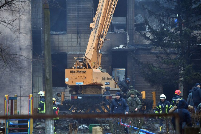 Al menos 16 personas, incluyendo el ministro del Interior de Ucrania y tres niños, murieron este miércoles en el accidente de un helicóptero en las afueras de Kiev, cuando se dirigía a la línea del frente de la guerra con Rusia.