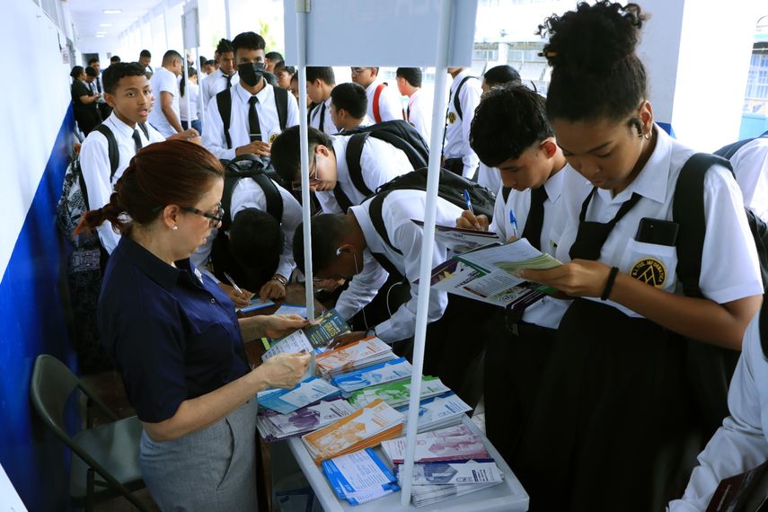 El programa Orienta Panamá que dirige el Ministerio de Trabajo y Desarrollo Laboral (Mitradel), en coordinación con el Ministerio de Educación (Meduca), proyecta beneficiar a más de 25 mil estudiantes de 9no. a 12mo. grado de 150 escuelas oficiales del país.