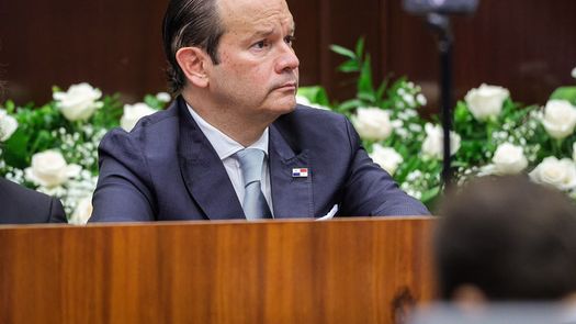 El ministro de Relaciones Exteriores de Panamá, Javier Martínez-Acha, dijo este miércoles que se pedirá a Cuba que siete panameños acusados de atentar contra el Gobierno de la isla cumplan condena en el país centroamericano en caso de ser declarados culpables en un juicio, que aún no se celebra. El ministro de Relaciones Exteriores de Panamá, Javier Martínez-Acha, dijo este miércoles que se pedirá a Cuba que siete panameños acusados de atentar contra el Gobierno de la isla cumplan condena en el país centroamericano en caso de ser declarados culpables en un juicio, que aún no se celebra.