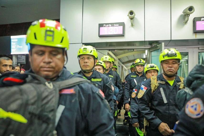 Los rescatistas de Panamá participaron dos canes especializados en búsqueda de personas en estructuras colapsadas y sus respectivos guías.