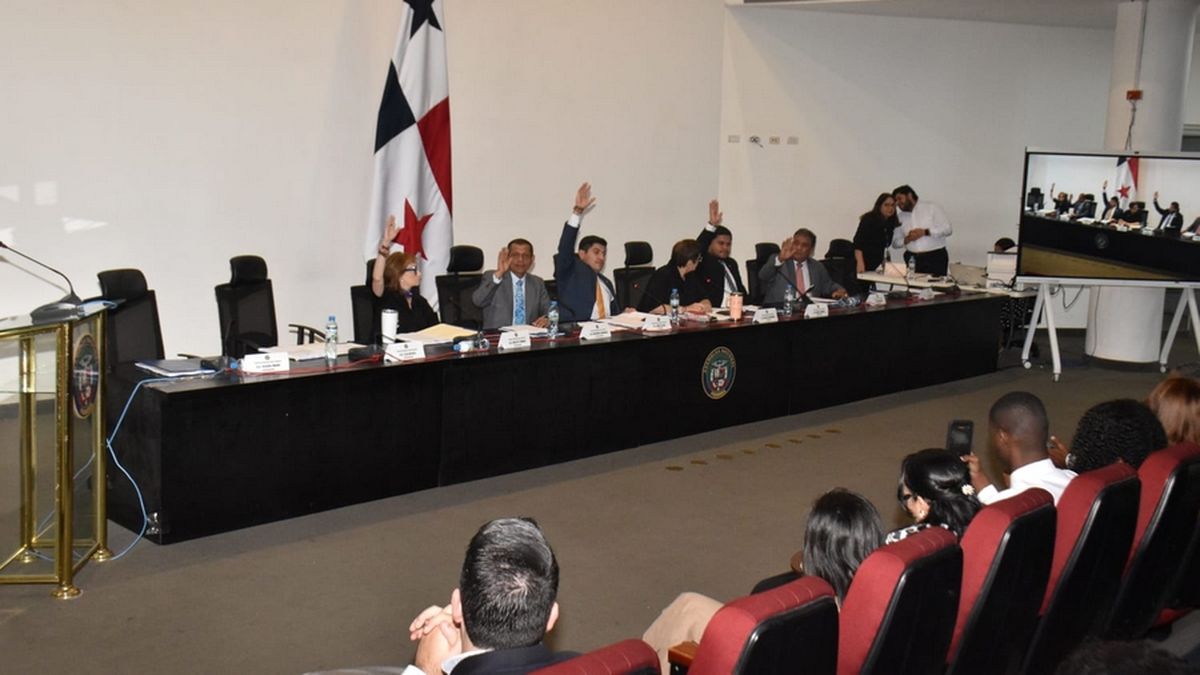 Diputados analizaron propuesta sobre reelección de autoridades universitarias. Diputados analizaron propuesta sobre reelección de autoridades universitarias.