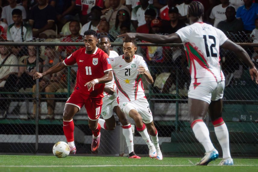 A falta de dos fechas, los caribeños de Surinam y Jamaica lideran sus respectivos grupos, mientras Haití está en carrera en su llave, en una eliminatoria sin México, Estados Unidos y Canadá, que tienen asegurada su participación mundialista por ser los anfitriones. A falta de dos fechas, los caribeños de Surinam y Jamaica lideran sus respectivos grupos, mientras Haití está en carrera en su llave, en una eliminatoria sin México, Estados Unidos y Canadá, que tienen asegurada su participación mundialista por ser los anfitriones.