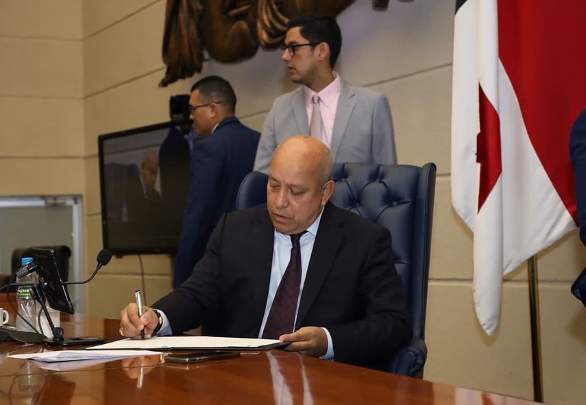 Con 37 a favor, 3 en contra y 0 abstenciones, los diputados de la Asamblea Nacional (AN) aprobaron en tercer debate el polémico proyecto de ley que mejora los salarios de los alcaldes y representantes.