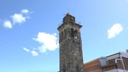 La torre está ubicada a un lado de la Iglesia Catedral en David que data del año 1891.