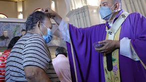 Iglesia Católica inicia Cuaresma con entrega de cenizas