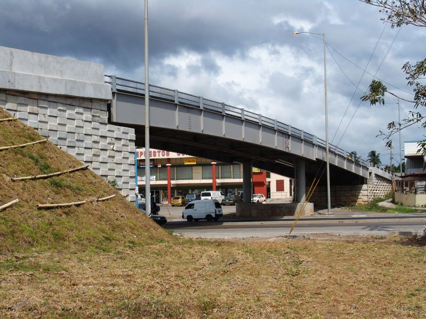 El Ministerio de Obras Públicas (MOP) proyecta entregar durante el verano de 2026 la orden de proceder para iniciar la rehabilitación de 12 puentes vehiculares —11 de ellos tipo Mabey— ubicados en los distritos de Panamá y San Miguelito.