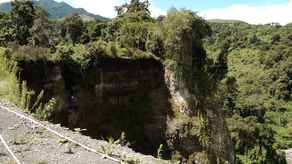 En el sitio, la junta comunal colocó algunas estructuras en lo poco que queda del camino para que las personas y quienes transitan en carro por la zona sepan del peligro que existe en este punto de Cerro Punta.&nbsp;