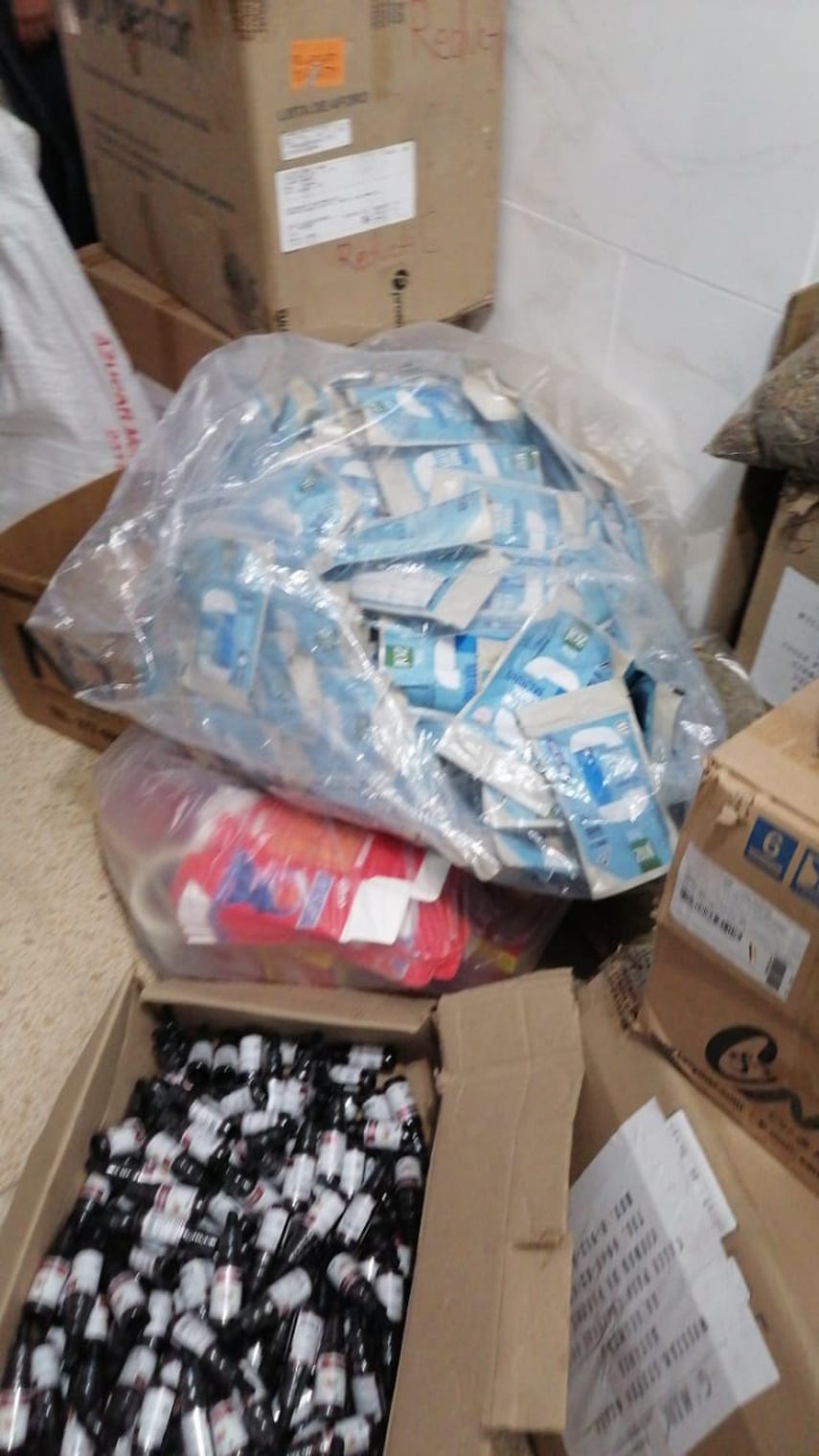 El Ministerio de Salud (Minsa), a través de Las Direcciones Nacionales de Farmacia y Drogas y Control Alimentario y Vigilancia Veterinaria participó de la diligencia para verificar la actividad de presunta fabricación clandestina de productos con propiedades terapéuticas. 