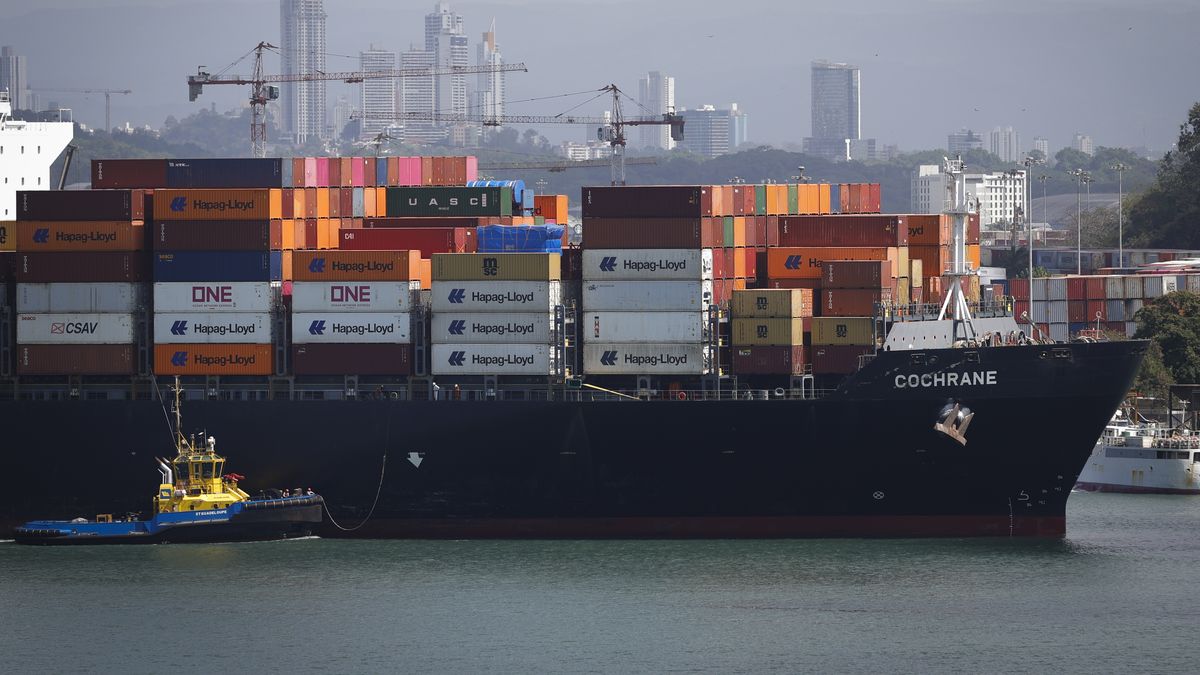 El Canal de Panamá cerró este viernes la recepción de documentos por parte de las empresas interesadas en construir un gasoducto de al menos 4.000 millones de dólares, lo que dará paso a una evaluación para luego publicar la lista con las precalificadas en el proceso de concesión lanzado el pasado 30 de enero. El Canal de Panamá cerró este viernes la recepción de documentos por parte de las empresas interesadas en construir un gasoducto de al menos 4.000 millones de dólares, lo que dará paso a una evaluación para luego publicar la lista con las precalificadas en el proceso de concesión lanzado el pasado 30 de enero.