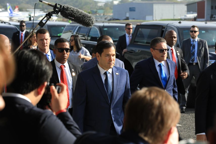 El secretario de Estado de Estados Unidos, Marco Rubio, llegó este lunes a El Salvador para reunirse con el presidente del país, Nayib Bukele, uno de los principales aliados en Latinoamérica de la nueva Administración de Donald Trump. El secretario de Estado de Estados Unidos, Marco Rubio, llegó este lunes a El Salvador para reunirse con el presidente del país, Nayib Bukele, uno de los principales aliados en Latinoamérica de la nueva Administración de Donald Trump.