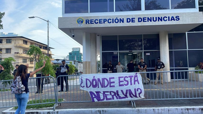 Aderlyn Llerena: Personas protestan frente a la fiscalía.