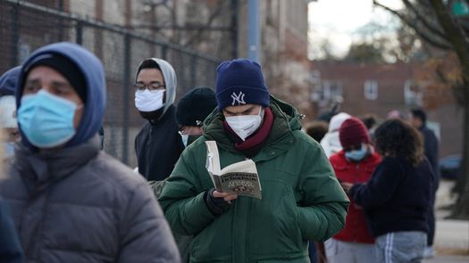 Nueva York pone fin al uso de mascarilla en interiores