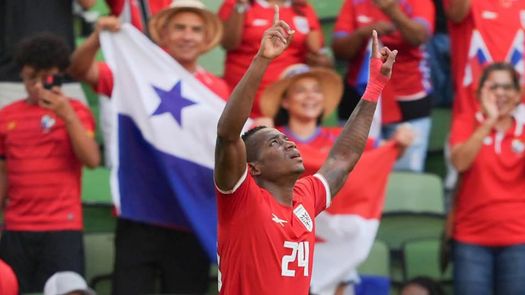 El Saprissa costarricense anunció este lunes los fichajes del delantero panameño Tomás Rodríguez y del centrocampista nicaragüense Bancy Hernández como refuerzos para el Torneo Clausura que comenzará el próximo 14 de enero. El Saprissa costarricense anunció este lunes los fichajes del delantero panameño Tomás Rodríguez y del centrocampista nicaragüense Bancy Hernández como refuerzos para el Torneo Clausura que comenzará el próximo 14 de enero.