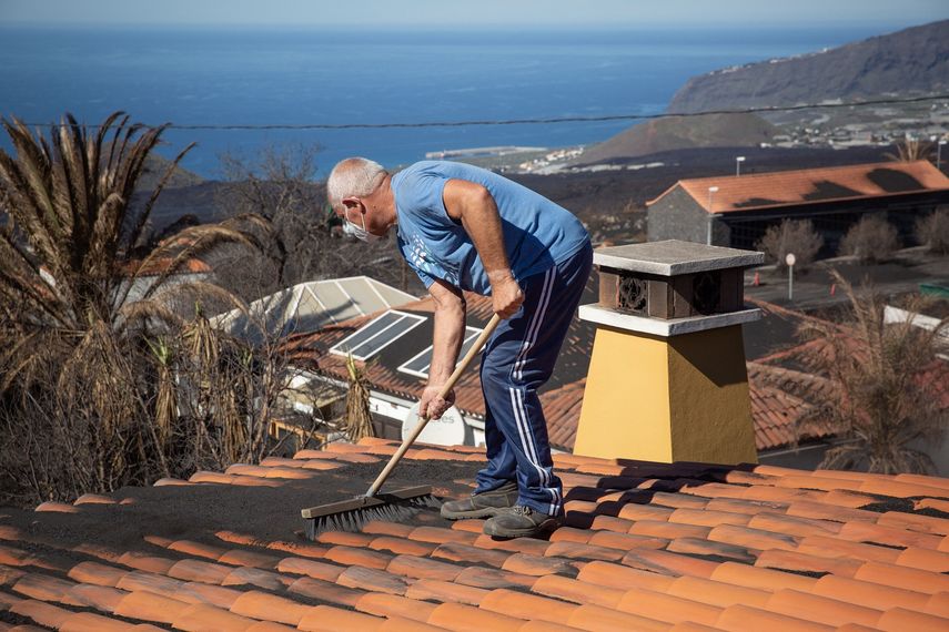 Vecinos de La Palma vuelven a casa a pelear contra la ceniza