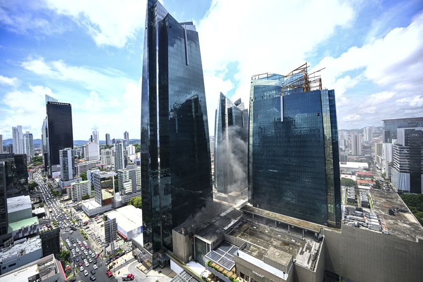 Moody's cambió este viernes de estable a negativa la perspectiva de la calificación soberana de Panamá, que mantuvo en Baa3, ante "un deterioro mayor al esperado del balance fiscal en 2024 y obstáculos significativos para lograr una rápida consolidación fiscal". Moody's cambió este viernes de estable a negativa la perspectiva de la calificación soberana de Panamá, que mantuvo en Baa3, ante "un deterioro mayor al esperado del balance fiscal en 2024 y obstáculos significativos para lograr una rápida consolidación fiscal".