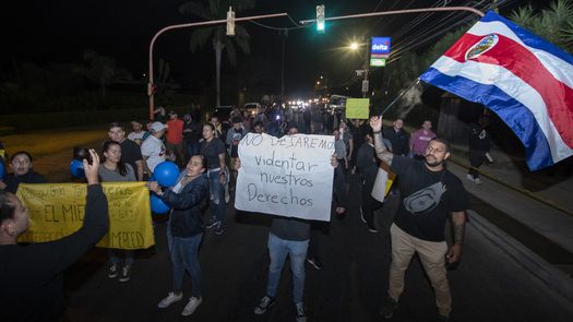 Policías protestan en Costa Rica tras reducción de días libres por operativo contra crimen organizado