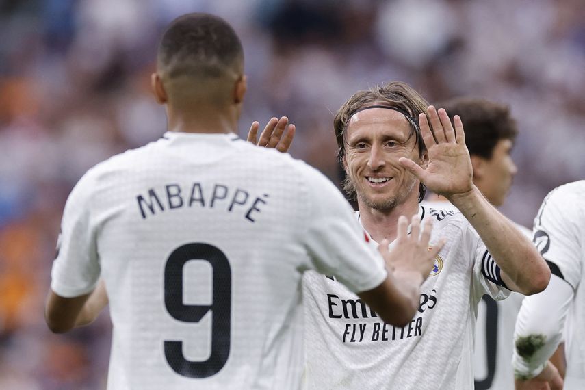 Luka Modric felicita al delantero francés del Real Madrid, Kylian Mbappé, por marcar su segundo gol. Luka Modric felicita al delantero francés del Real Madrid, Kylian Mbappé, por marcar su segundo gol.