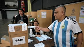 Argentina busca una salida en las reñidas presidenciales entre Massa y Milei
