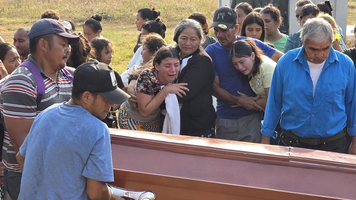Aquí también callamos porque tenemos miedo a que los próximos muertos seamos nosotros. Ya llevamos decenas de compañeros muertos en los últimos 30 años. Así lo afirmó a EFE un campesino que perdió a unos familiares en la masacre de 20 personas el pasado día 21 en la aldea de Rigores, situada en el sector del Aguán del conflictivo departamento de Colón, en Honduras. Aquí también callamos porque tenemos miedo a que los próximos muertos seamos nosotros. Ya llevamos decenas de compañeros muertos en los últimos 30 años. Así lo afirmó a EFE un campesino que perdió a unos familiares en la masacre de 20 personas el pasado día 21 en la aldea de Rigores, situada en el sector del Aguán del conflictivo departamento de Colón, en Honduras.