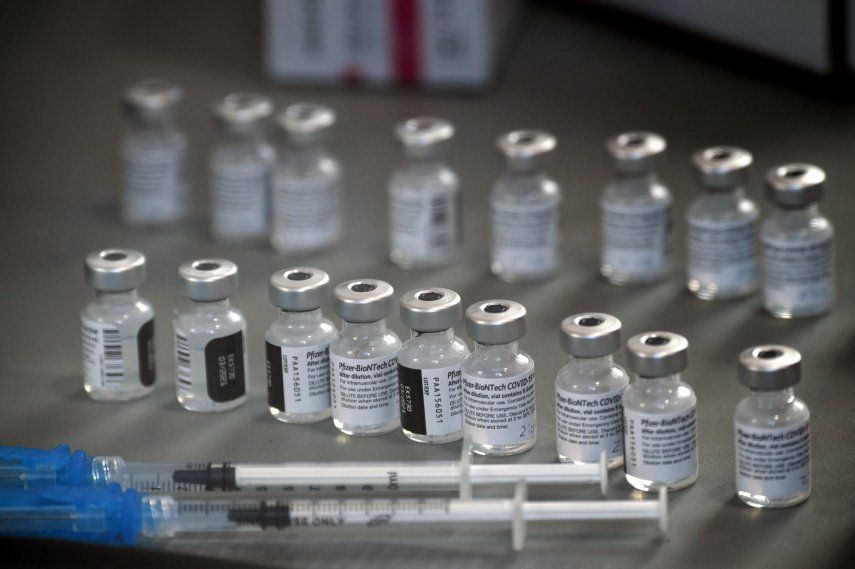 Estados Unidos otorgó este lunes aprobación total a la vacuna anticovid de Pfizer/BioNTech para mayores de 16 años, anunció la autoridad reguladora, una medida que se espera refuerce la estrategia de vacunación contra el coronavirus en el país. 