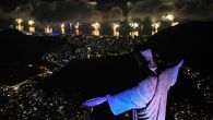Rio de Janeiro recibió este martes el título de mayor fiesta de Año Nuevo del mundo del Libro Guinness de los Récords, un reconocimiento a su famosa celebración masiva con shows musicales frente al mar. Rio de Janeiro recibió este martes el título de mayor fiesta de Año Nuevo del mundo del Libro Guinness de los Récords, un reconocimiento a su famosa celebración masiva con shows musicales frente al mar.